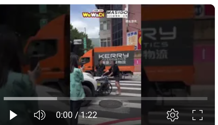 輪椅大媽對決CRV（只能等車主公布行車記錄器畫面了