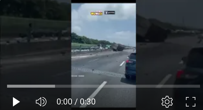 大貨車自撞翻車