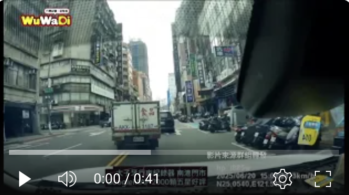 北市74歲翁暴衝開上人行道😱