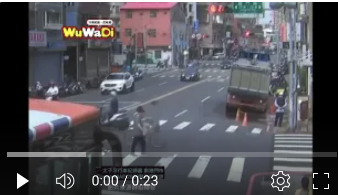 砂石車差點被地板吃掉