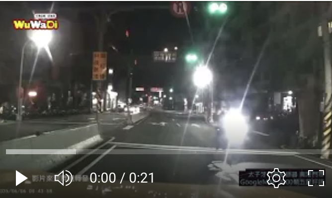 連逃跑都要摔得這麼浮誇🤣 沿路競速，還違規逆向行駛