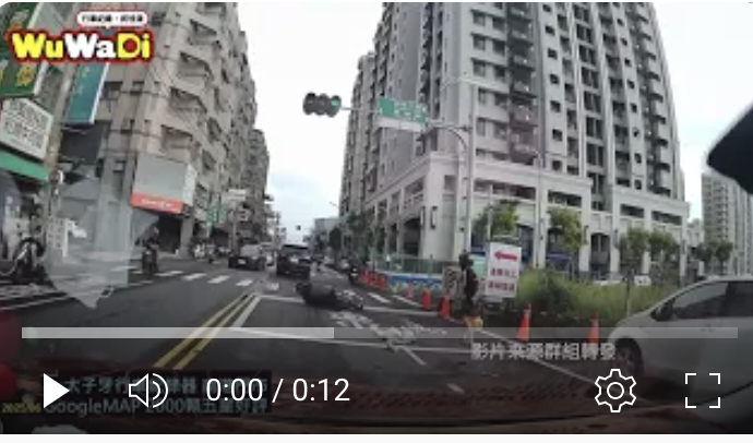 你看你看跌倒了齁