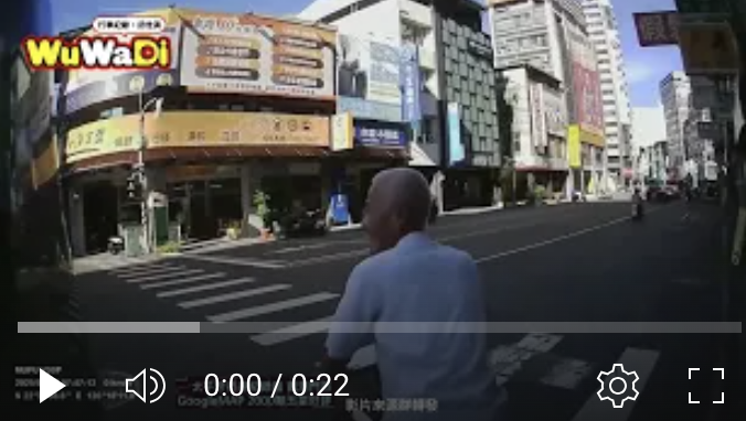 高雄老翁騎單車在路口闖紅燈，遭直行重機撞飛