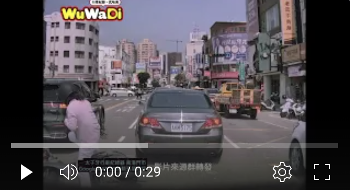 所以右邊有什麼好看的？？