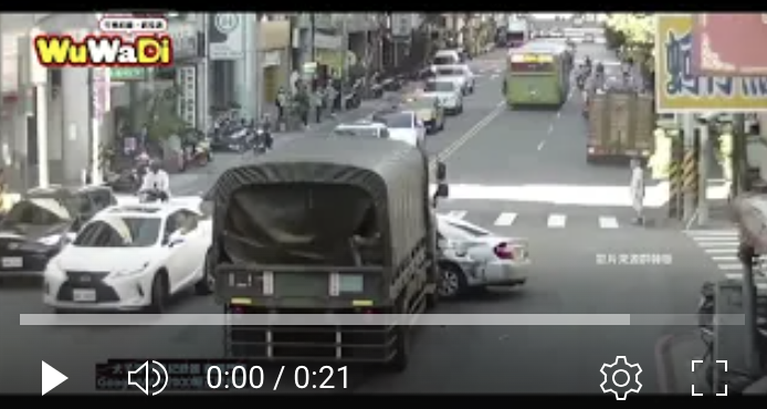 中和成功路小客車超車急切遭軍卡攔腰推撞