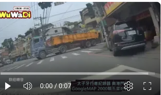 傻眼！騎士右轉遇逆向 BMW 撞上瞬間