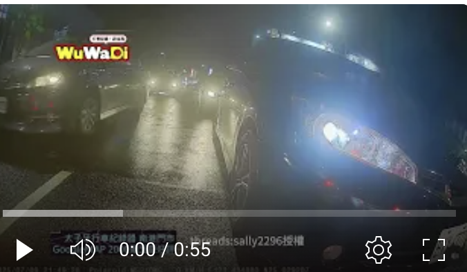 雙黃線迴轉+未打方向燈被叭就路怒症發作，還敢搖車窗大小聲
