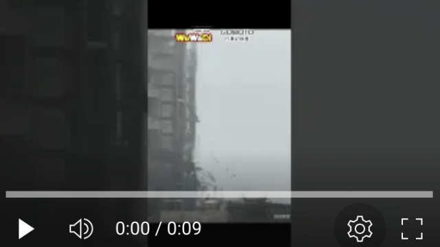 台東遭楊柳颱風狂風暴雨肆虐！社宅鷹架崩垮#台東暴雨 #社會住宅 #鷹架倒塌 #施工安全 #極端天氣 #防災準備 #台灣天氣 #建築工地 #風災影響 #公共建設