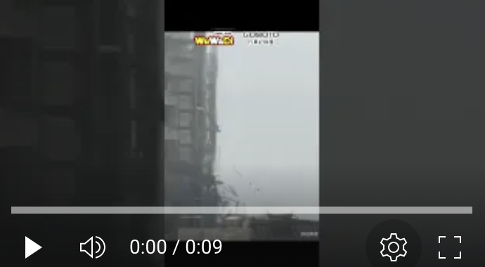 台東遭楊柳颱風狂風暴雨肆虐！社宅鷹架崩垮