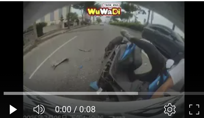 就說不要騎車滑手機吧