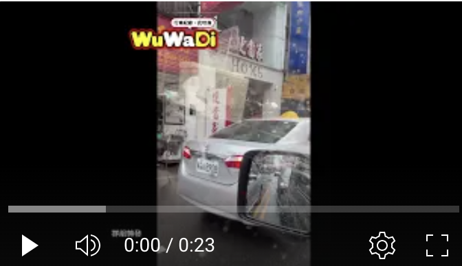 台中百貨前車潮擁擠兩車搶道逆向闖入馬上踢鐵板
