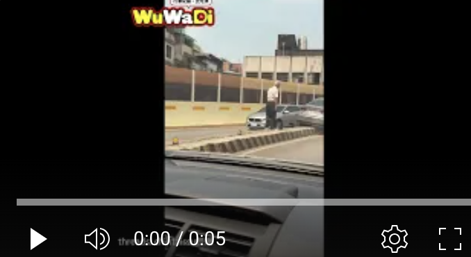 基隆老翁開車停上分隔島