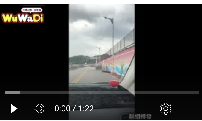 基隆！小貨車蛇行失控撞斷電線桿