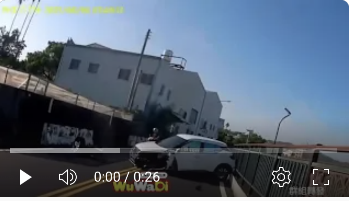 台中霧峰乾溪東路往四德路方向小客車自撞