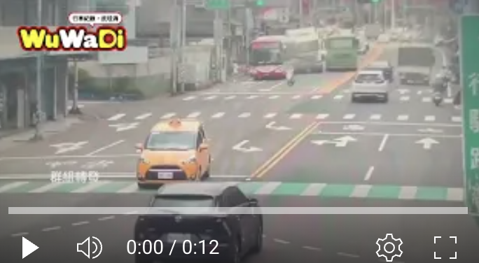 公車停等紅燈突遭猛撞！砂石車直衝釀多人受傷2025/08/18