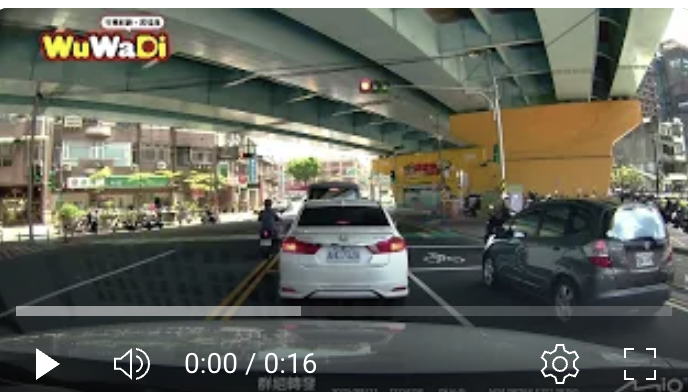 就在違規這樣衝啊！被你撞得真的很衰