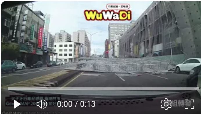 台中強風釀禍！北區五權路工地鷹架倒塌壓車　騎士受傷送醫