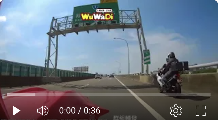 跑車台68快速道路切線撞重機　重機騎士差點摔倒