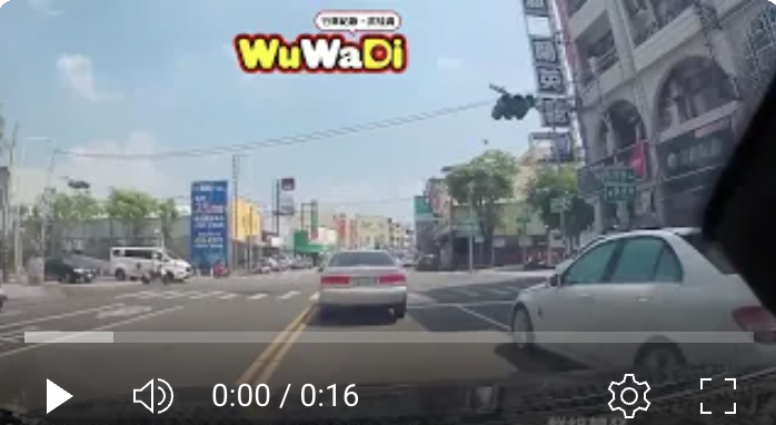 台南新營路口車禍｜救護車與賓士相撞