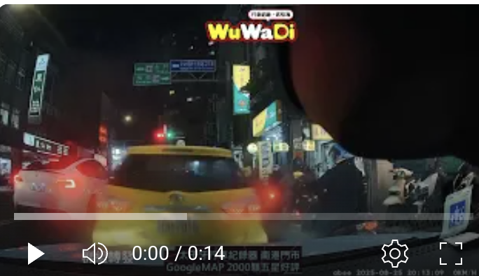 新北中和車禍｜計程車等紅燈突爆衝又倒車連撞兩車