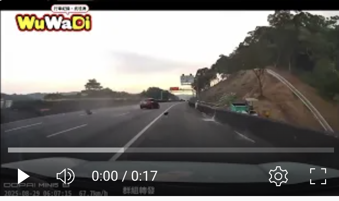 國道驚魂！轎車失控自撞護欄「翻滾三圈」