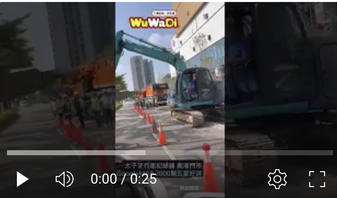台中工地爆衝突⚡ 怪手伸臂封車道　騎士險遭波及