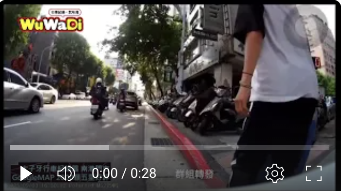 誰家的行李箱啦也不放好