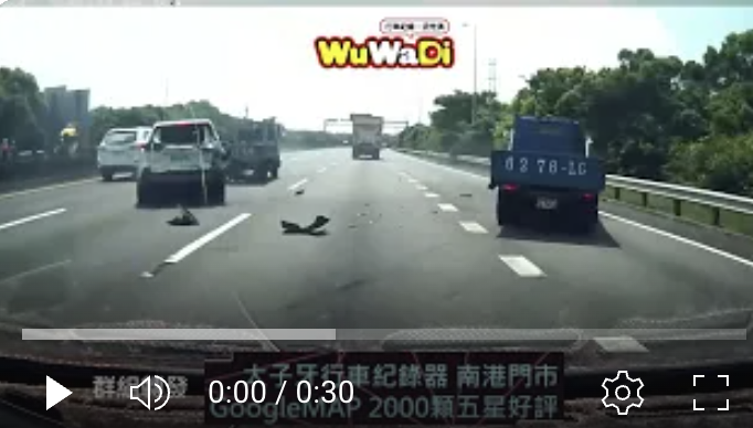 車禍驚險瞬間！小貨車煞車不及打滑撞上