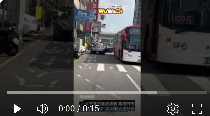 台中1800萬法拉利違停開門　遭公車撞上車門