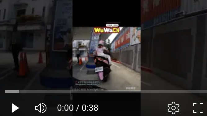 【加油站驚魂】女騎士誤催油門 機車暴衝撞倒騎士險釀禍