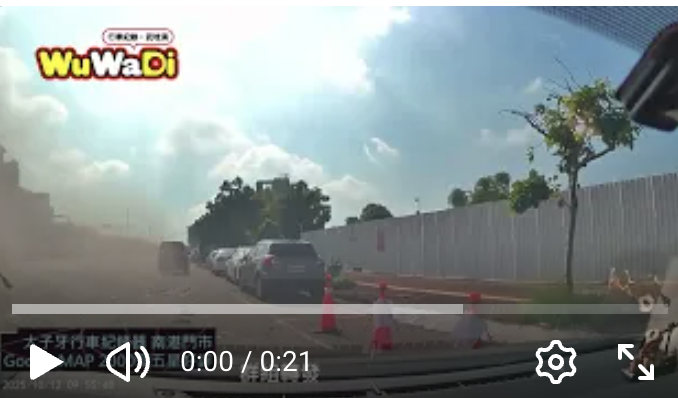 台中向上路砂石車翻覆釀事故10/12