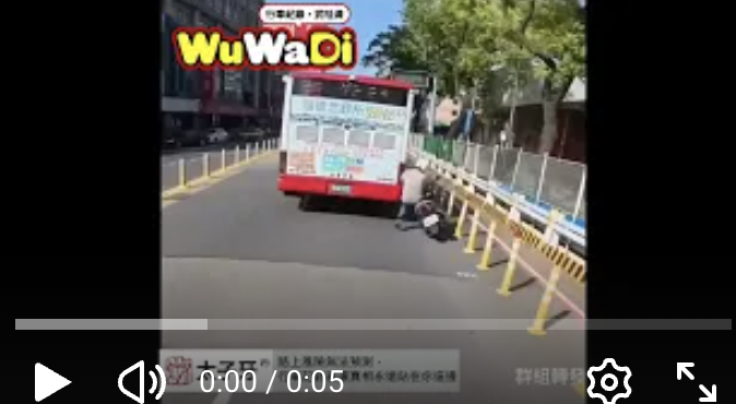 恐怖硬切！公車變道未打燈 機車騎士差點遭捲車底