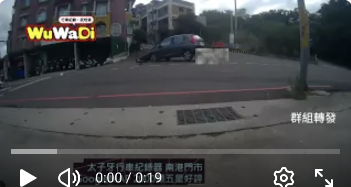 倒車變暴衝！女駕駛誤踩油門拖行騎士10/26 新竹寶山