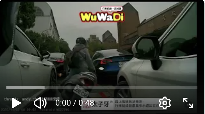 機車自撞汽車後照鏡倒地不起