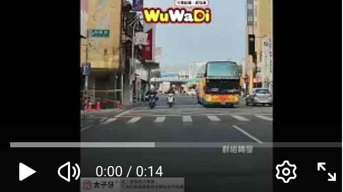 新竹市北北大路路段鬼切釀禍！機車擦撞倒地校車差點輾過驚險瞬間11/30