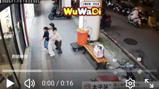 好險弟弟剛好被姐姐抱走