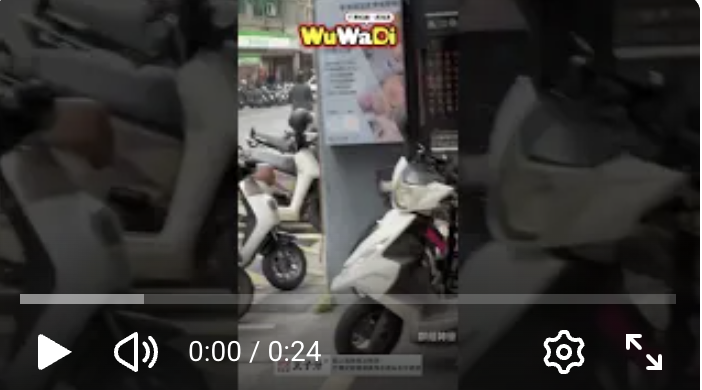 倒車未拉手煞車　轎車滑行撞翻 7 輛機車