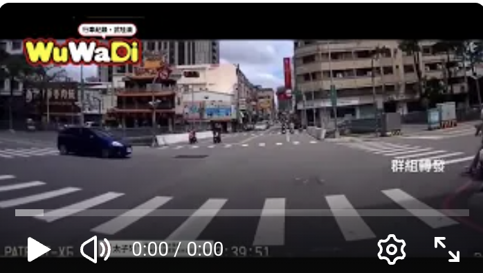 欸不是你跌到為啥先去照鏡子啦