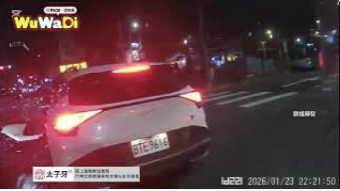 以為自己無敵？汽車闖紅燈　雙機車當場中箭