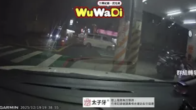 左轉沒確認來車　女騎士遭汽車攔腰撞飛輾過