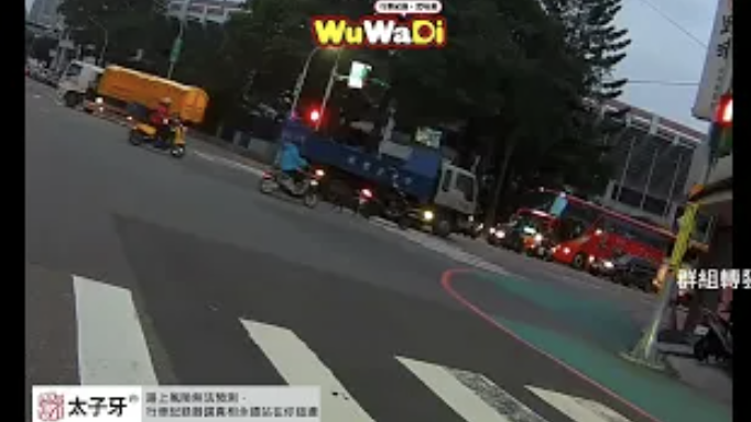 狗狗～過馬路不可以闖紅燈喔