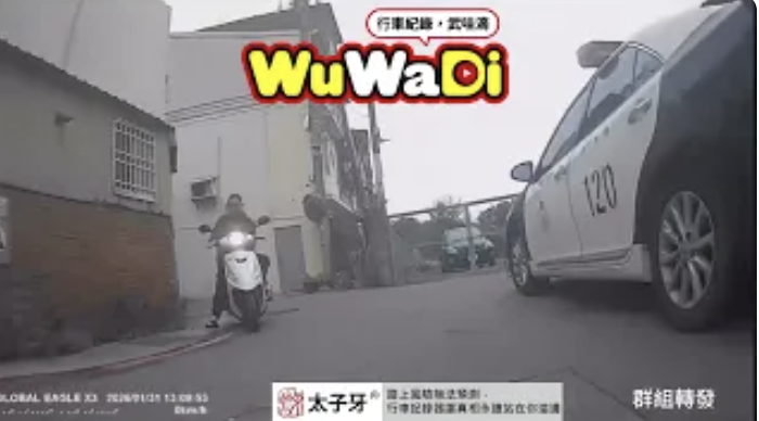 他沒帶安全帽！抓他抓他