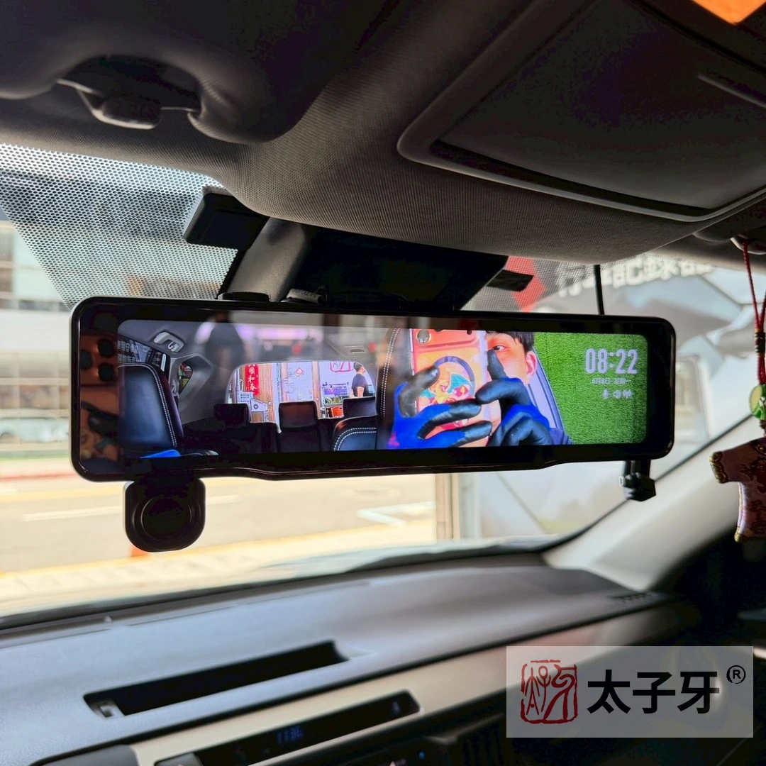 SNJ M800 與一般後視鏡行車紀錄器螢幕尺寸比較示意 SNJ M800 與一般後視鏡行車紀錄器螢幕尺寸比較示意