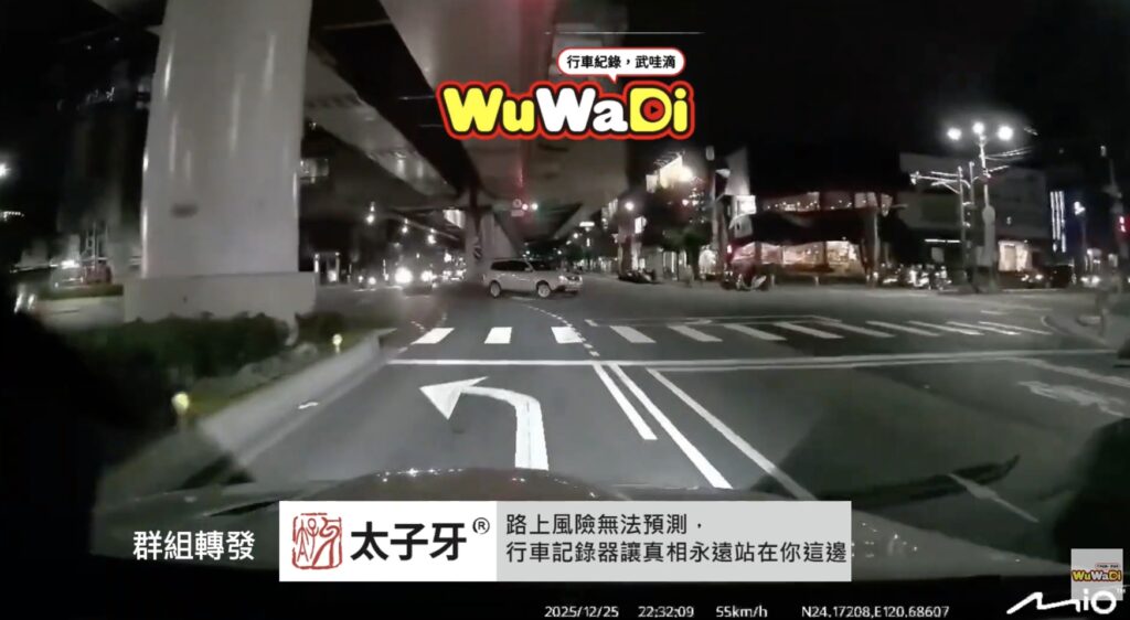 手舉出來還以為是大明星在打招呼