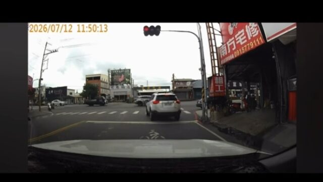 這是機車等待區不是停車格誒
