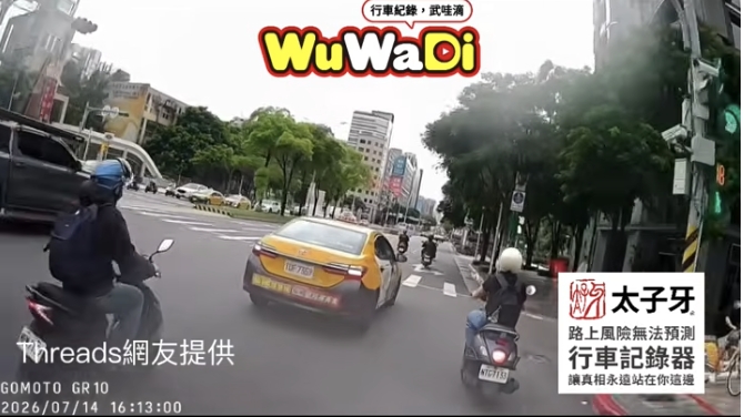 請問這個阿公是在哈囉？