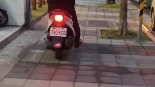 騎人行道還逆向給你壞寶寶印章一枚