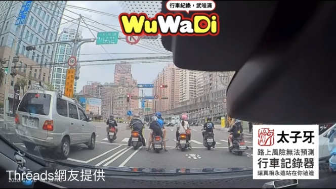紅燈裝沒看到就這樣溜過去了