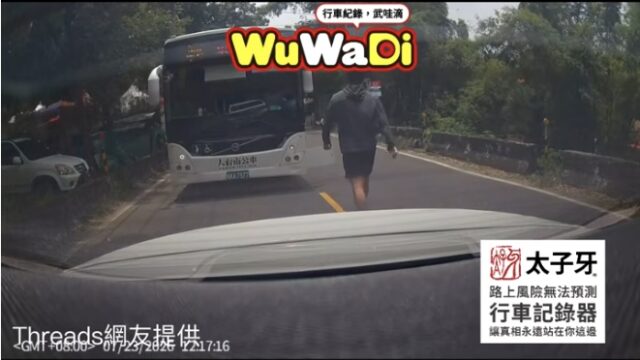 大車蓋子跑出來車主去提醒也太帥