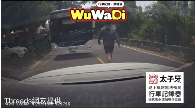 大車蓋子跑出來車主去提醒也太帥